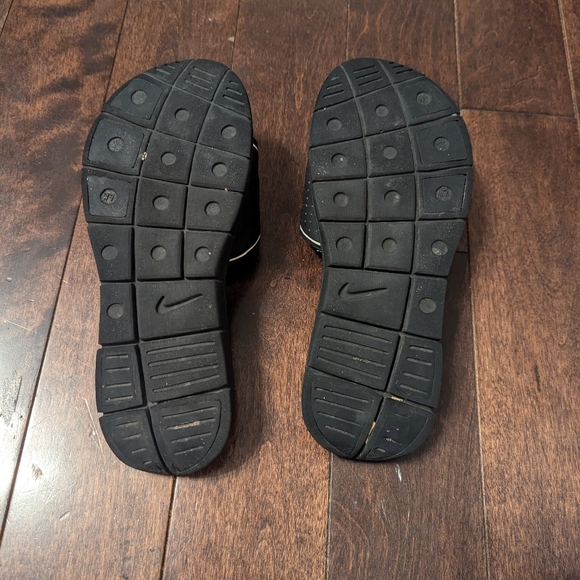 Nike Slides - Picture 3 of 4